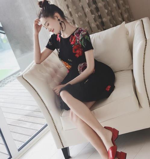 凸显性感小蛮腰的蕾丝连衣裙搭配示范(图) 凸显性感小蛮腰的蕾丝连衣裙搭配示范(图)