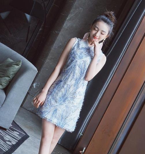 凸显性感小蛮腰的蕾丝连衣裙搭配示范(图) 凸显性感小蛮腰的蕾丝连衣裙搭配示范(图)