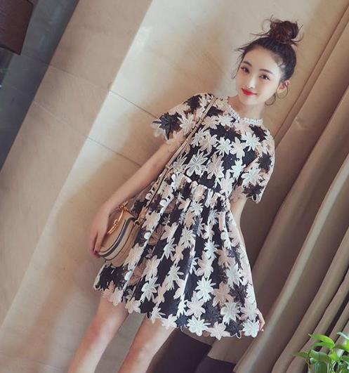 凸显性感小蛮腰的蕾丝连衣裙搭配示范（图）