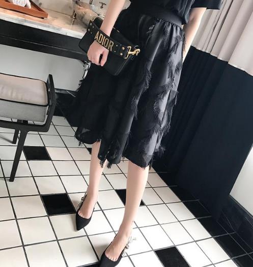 优雅气质半身裙怎么搭配上衣才能美出新高度