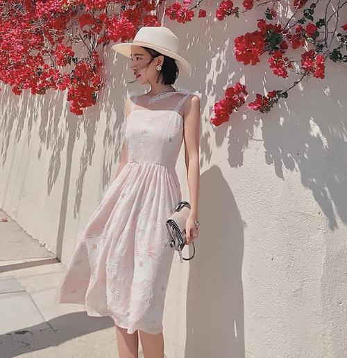 既时尚又显瘦的圆领连衣裙搭配推荐(图) 既时尚又显瘦的圆领连衣裙搭配推荐(图)