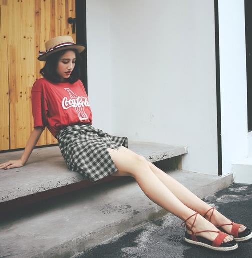 夏日搭配 一双简约松糕凉鞋就够了（图）