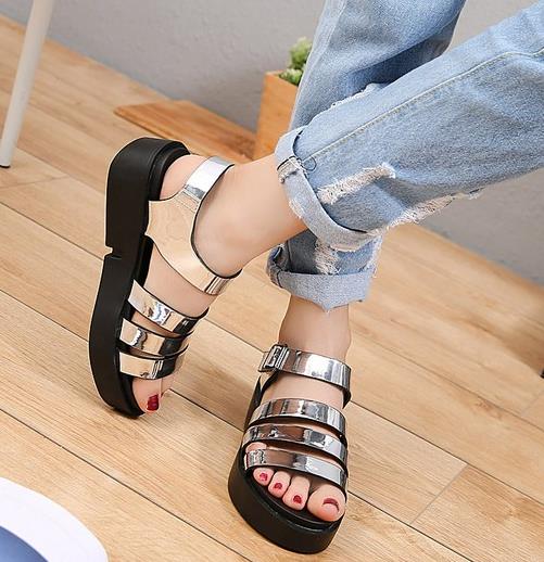 夏日搭配 一双简约松糕凉鞋就够了（图）