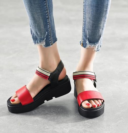 夏日搭配 一双简约松糕凉鞋就够了（图）