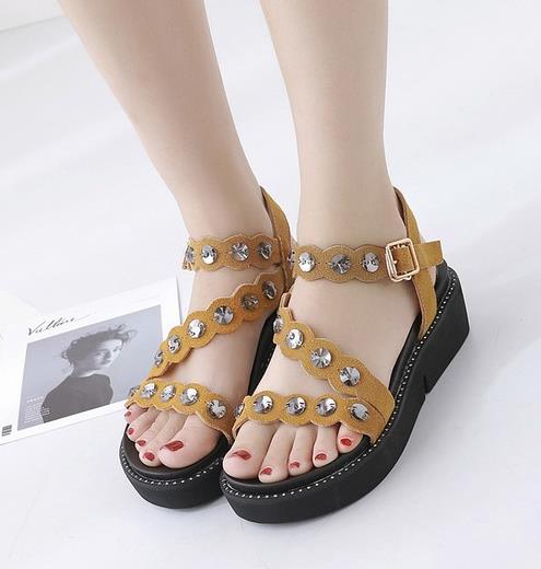 夏日搭配 一双简约松糕凉鞋就够了（图）