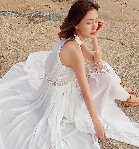 去海边就穿羽毛连体泳衣 性感而不妖艳（图）