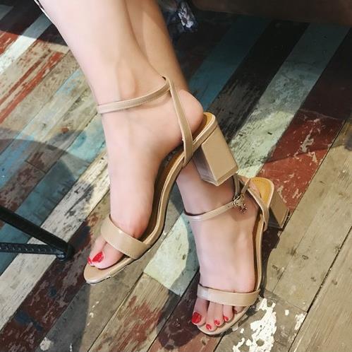 这几款高跟凉鞋搭配 魅力大没办法（图）