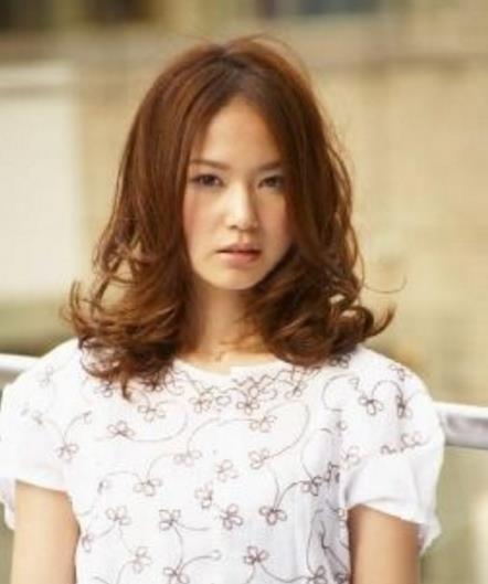 日系空气卷发发型 塑造小脸效果最佳（图）