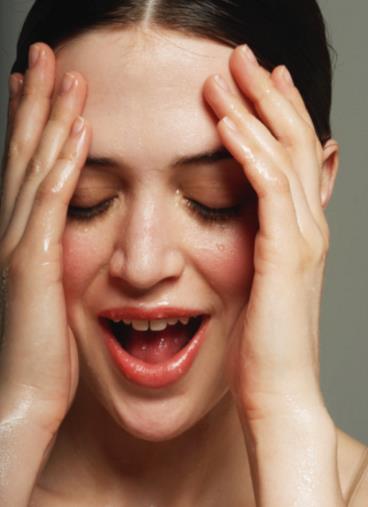 如何避免夏日护肤越涂越干（图）