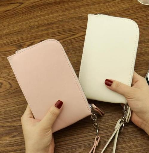 春季出门一款好看的手机包尽显时尚魅力 春季出门一款好看的手机包尽显时尚魅力
