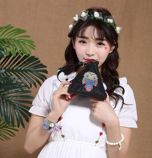 春季出门一款好看的手机包尽显时尚魅力