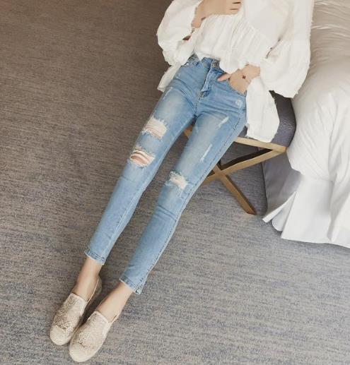 卷裤腿早就不流行了 现在流行时髦显瘦的牛仔裤