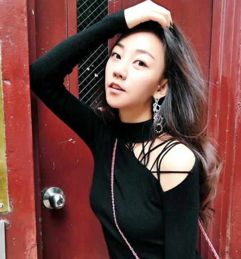 设计感十足的单品在早春也会让你更抢眼(图) 设计感十足的单品在早春也会让你更抢眼(图)