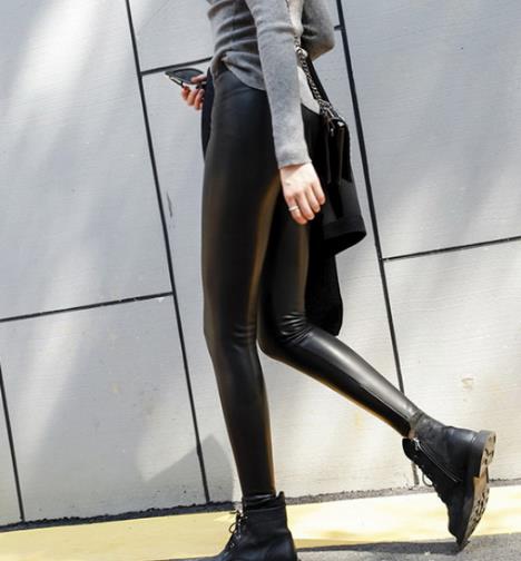 这样的打底裤穿搭示范 帅气又不失性感（图）