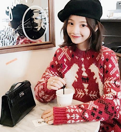 丝绒连衣裙的搭配 行走之间尽是魅力(图) 丝绒连衣裙的搭配 行走之间尽是魅力(图)