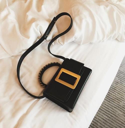 这样的小方包是这个春夏不可缺少的时尚（图）