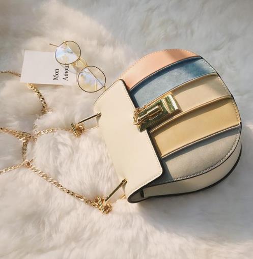 这样的小方包是这个春夏不可缺少的时尚（图）