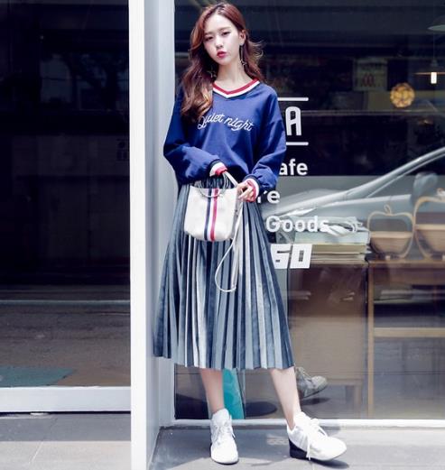 丝绒百褶半裙如何搭配上衣:个性又时髦 丝绒百褶半裙如何搭配上衣:个性又时髦