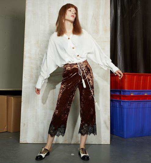 丝绒百褶半裙如何搭配上衣:个性又时髦 丝绒百褶半裙如何搭配上衣:个性又时髦