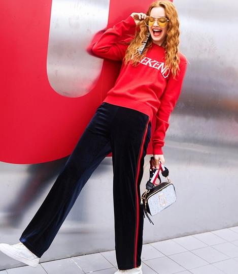 丝绒百褶半裙如何搭配上衣：个性又时髦