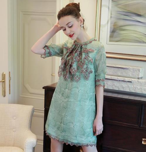 连衣裙该怎么穿搭 6款刺绣连衣裙搭配示范(图) 连衣裙该怎么穿搭 6款刺绣连衣裙搭配示范(图)