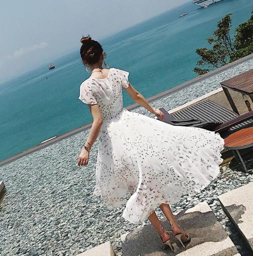 值得小个子入手的一款显高性感蕾丝连衣裙（图）