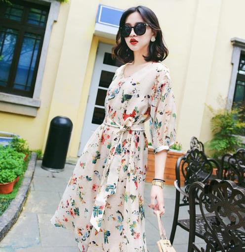 方领连衣裙搭配手提包 做个优雅性感的女神 方领连衣裙搭配手提包 做个优雅性感的女神