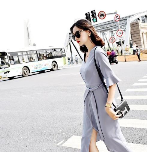 方领连衣裙搭配手提包 做个优雅性感的女神 方领连衣裙搭配手提包 做个优雅性感的女神