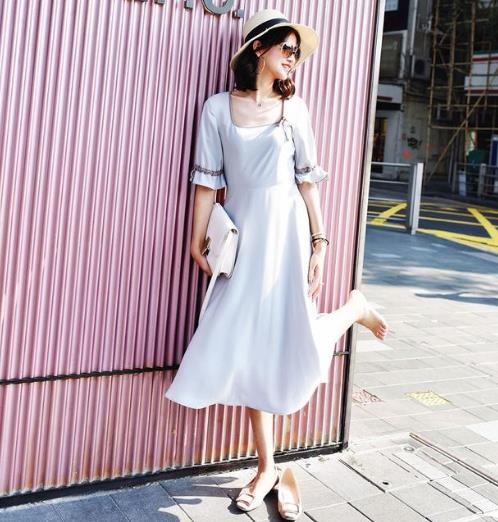 方领连衣裙搭配手提包 做个优雅性感的女神