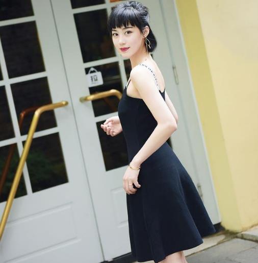 方领连衣裙搭配手提包 做个优雅性感的女神