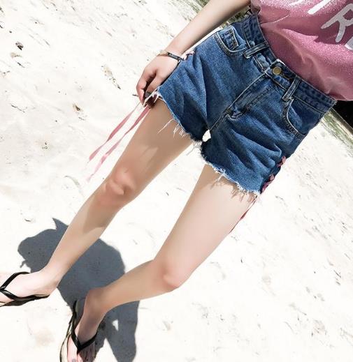 现在流行毛边牛仔短裤 5款短裤打造细腿小妖精 现在流行毛边牛仔短裤 5款短裤打造细腿小妖精