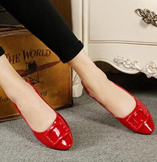 高跟鞋累脚 试试新款铆钉平底尖头单鞋（图）