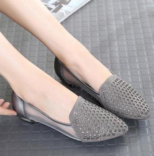 高跟鞋累脚 试试新款铆钉平底尖头单鞋（图）