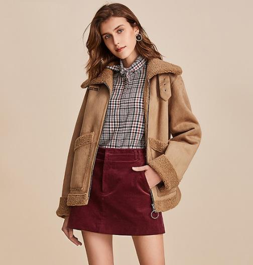 春款羊羔毛短外套的多种搭配：活力又干练（图）