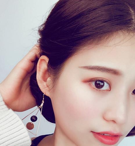 这几款耳环搭配 彰显优雅大气的时髦品位（图）