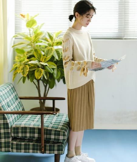 绑带长袖圆领毛衣搭配:凸显文艺气息 绑带长袖圆领毛衣搭配:凸显文艺气息