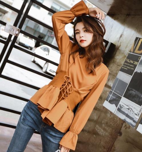 绑带长袖圆领毛衣搭配:凸显文艺气息 绑带长袖圆领毛衣搭配:凸显文艺气息