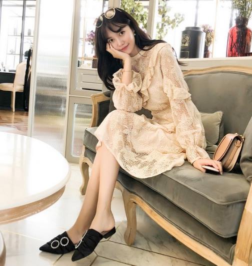 蕾丝连衣裙搭配懒人鞋 时髦优雅不费力(图) 蕾丝连衣裙搭配懒人鞋 时髦优雅不费力(图)