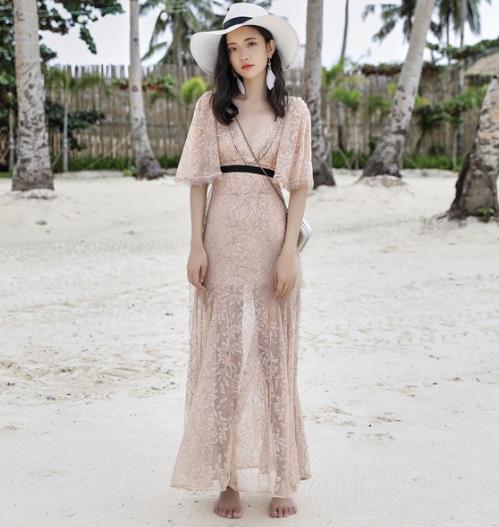 蕾丝连衣裙搭配懒人鞋 时髦优雅不费力（图）