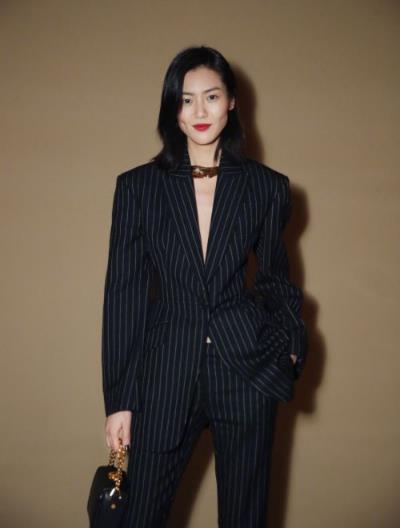 刘雯同款V领条纹西装搭配：帅气知性（图）