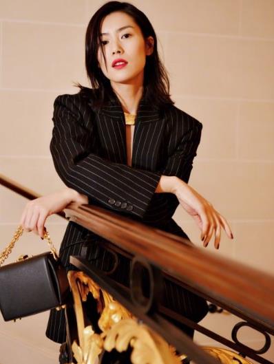 刘雯同款V领条纹西装搭配：帅气知性（图）