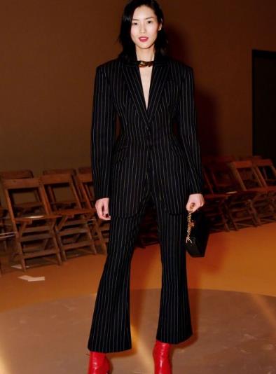 刘雯同款V领条纹西装搭配：帅气知性（图）