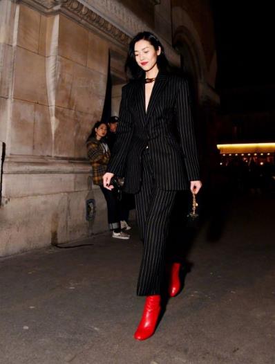 刘雯同款V领条纹西装搭配：帅气知性（图）