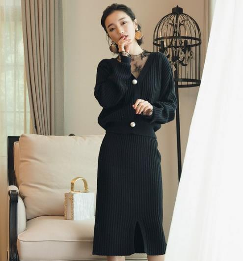 显瘦又性感就选喇叭袖V领鱼尾裙搭配（图）