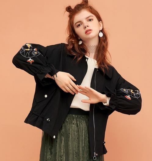 短款皮夹克搭配 优雅中带点小性感（图）