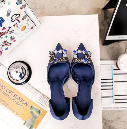 天天穿高跟鞋累脚 低跟单鞋也能穿出女神范