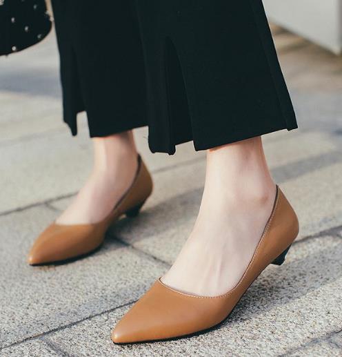 天天穿高跟鞋累脚 低跟单鞋也能穿出女神范