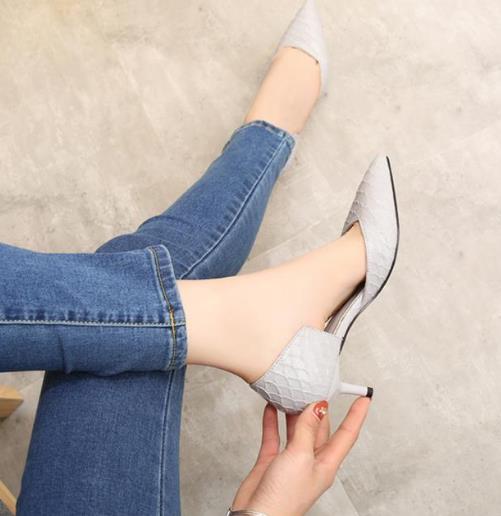 天天穿高跟鞋累脚 低跟单鞋也能穿出女神范