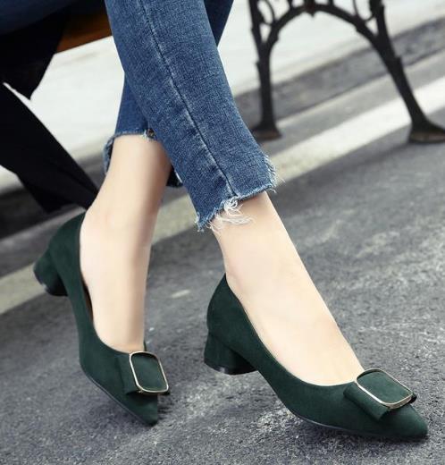 天天穿高跟鞋累脚 低跟单鞋也能穿出女神范
