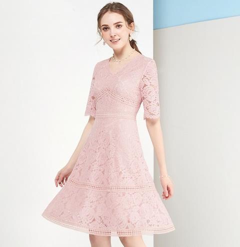 蕾丝半身长裙搭配卫衣:凸显大长腿(图) 蕾丝半身长裙搭配卫衣:凸显大长腿(图)